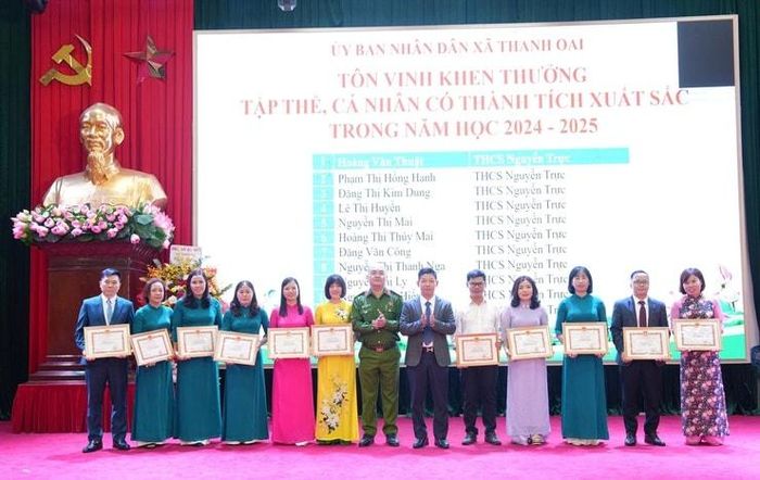 Các tập thể, cá nhân được tuyên dương, khen thưởng. Ảnh: Nguyễn Lý