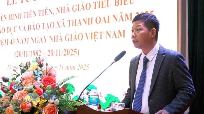 Phó Bí thư Thường trực Đảng ủy xã Khuất Hữu Tuấn phát biểu tại lễ kỷ niệm. Ảnh: Nguyễn Lý