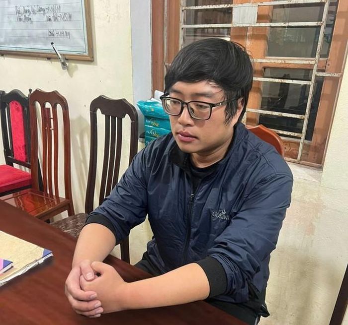 Đối tượng Nguyễn Anh Dũng làm việc tại Công an phường Vũ Phúc. Ảnh: CACC