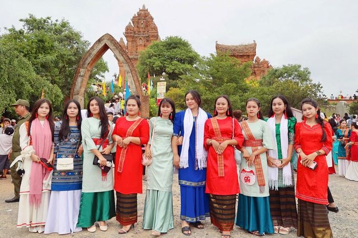 Người dân, du khách tại Lễ hội Katê