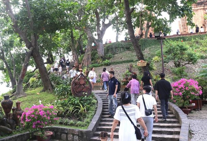Du khách tham quan Tháp Bà Pô Nagar
