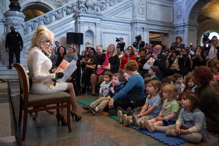 Dolly Parton đọc sách cho trẻ em trong chương trình “Thư viện Trí tưởng tượng của Dolly Parton”