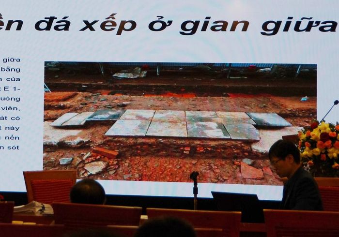 Dấu tích xếp đá nền ở phần trục chính của điện Kính Thiên, gắn với giả thiết về dấu vết của đường Ngự đạo thời Lê Trung Hưng