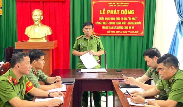Thượng tá Y Bhim Kễn, Trưởng Công an xã Đắk Song phát biểu chỉ đạo tại Lễ phát động