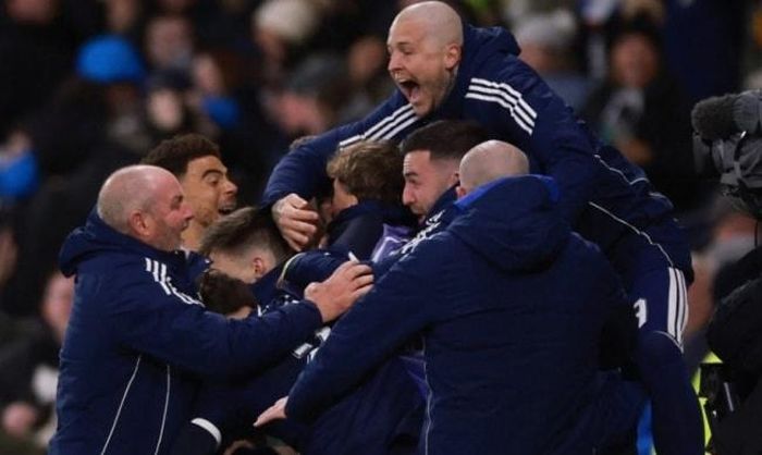 Scotland ghi 2 bàn ở thời gian bù giờ hiệp hai.