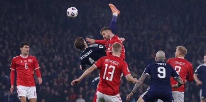 McTominay mở tỷ số cho Scotland.