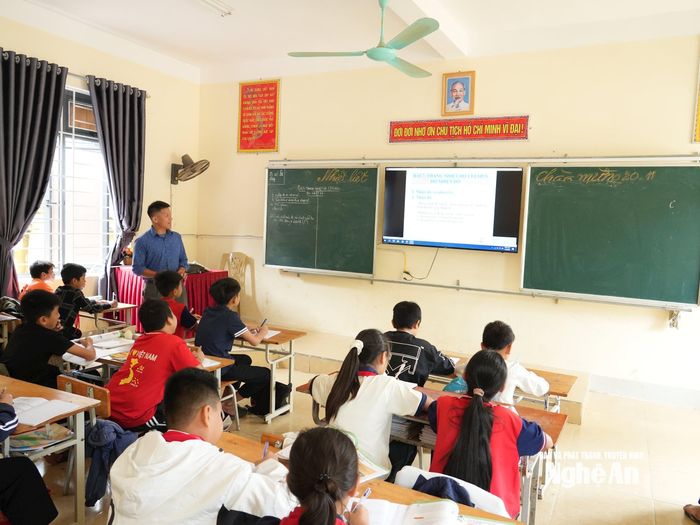 Lớp học của thầy và trò Trường Phổ thông Dân tộc bán trú THCS Yên Tĩnh. Ảnh: Mỹ Hà
