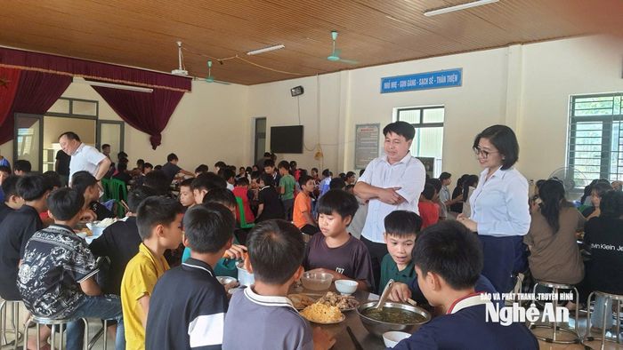 Lãnh đạo xã Yên Na đến thăm bữa ăn của học sinh bán trú. Ảnh: Mỹ Hà