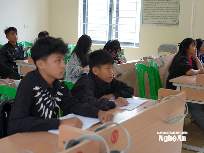 Các phòng học Tiếng Anh được đầu tư khang trang. Ảnh: Tiến Hùng