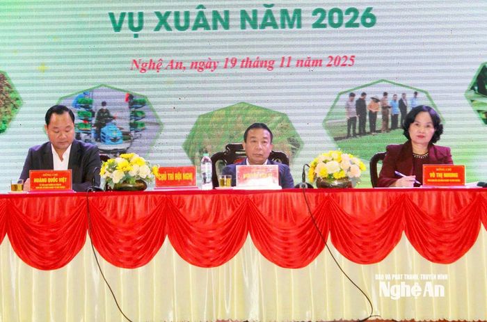 Các đồng chí chủ trì hội nghị. Ảnh: Phú Hương
