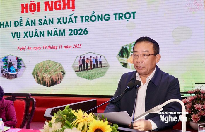 Đồng chí Nguyễn Văn Đệ chỉ đạo các địa phương tập trung thực hiện nghiêm túc lịch thời vụ sản xuất vụ Xuân. Ảnh: Phú Hương