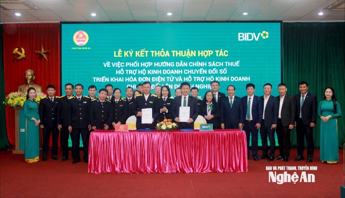 Các đơn vị thực hiện ký kết hợp tác. Ảnh: Quang An
