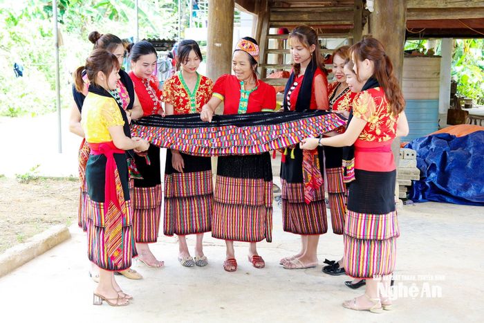 Nhờ nguồn vốn đầu tư của Chương trình MTQG 1719, đồng bào dân tộc Thái ở xã Thành Bình Thọ có điều kiện khôi phục và phát triển nghề dệt thổ cẩm. Ảnh tư liệu: Đình Tuyên
