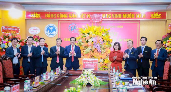 Chủ tịch UBND tỉnh Võ Trọng Hải và đoàn công tác chúc mừng thầy cô Trường Đại học Y khoa Vinh nhân kỷ niệm Ngày Nhà giáo Việt Nam. Ảnh: Thành Duy