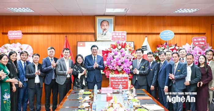 Phó Bí thư Thường trực Tỉnh ủy Hoàng Nghĩa Hiếu cùng đoàn công tác chúc mừng Ban giám hiệu Trường Cao đẳng Kỹ thuật Công nghiệp Việt Nam - Hàn Quốc nhân Ngày nhà giáo Việt Nam. Ảnh: Thành Cường