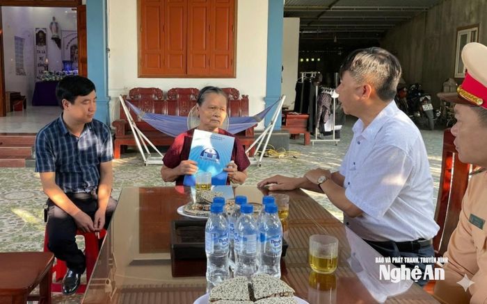 Ban An toàn giao thông tỉnh thăm các gia đình có nạn nhân tử vong do tai nạn giao thông. Ảnh tư liệu: ĐC