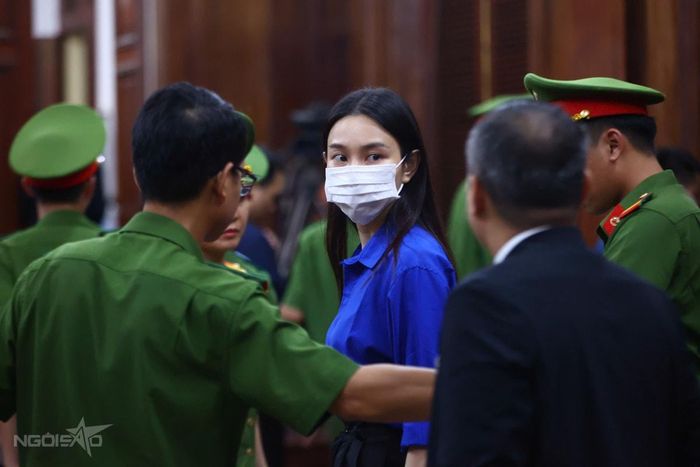 Thùy Tiên vẫy chào mẹ sau khi tòa tuyên án - 2