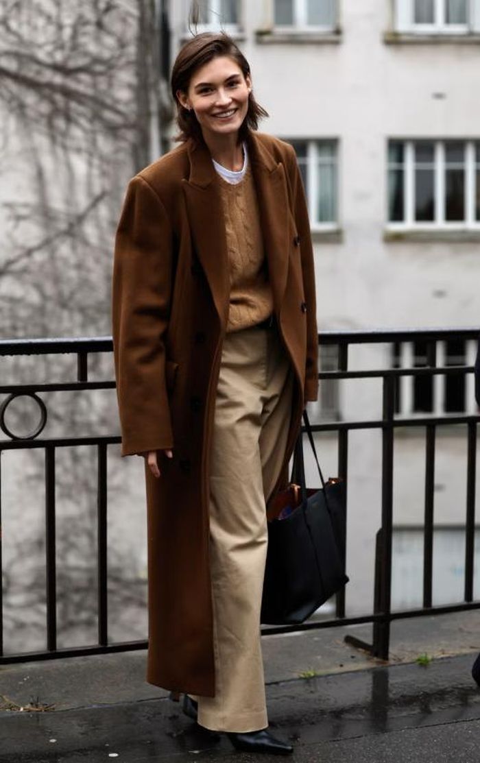 Áo khoác oversize, áo len dệt kim và quần kaki đều là một phần của phong cách thời trang preppy. Như bạn thấy ở đây, hãy chọn những kiểu dáng oversize để tạo cảm giác thoải mái và cách điệu hơn, phù hợp với phong cách đường phố vào mùa đông. Ảnh: harpersbazaar