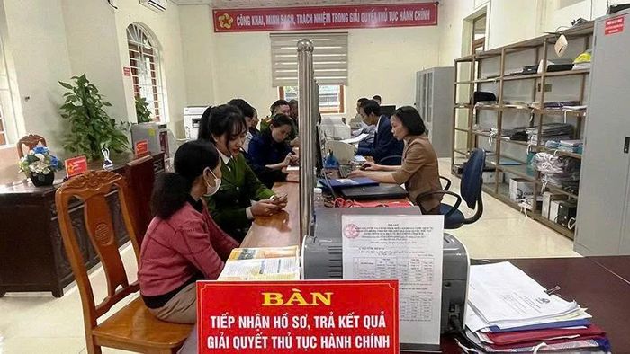 Người dân đến Trung tâm PVHCC xã Như Xuân giải quyết TTHC được “Tổ ứng cứu hỗ trợ kỹ thuật” hướng dẫn, hỗ trợ nhiệt tình.
