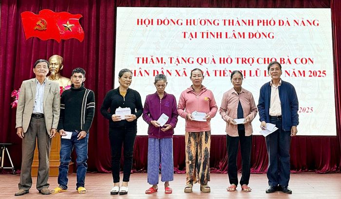 Ban liên lạc Hội đồng hương thành phố Đà Nẵng tại tỉnh Lâm Đồng trao quà cho người dân xã Hòa Tiến. Ảnh: PHAN VINH