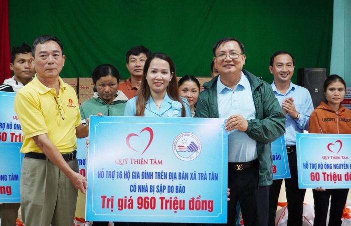 Quỹ Thiện Tâm trao 960 triệu đồng hỗ trợ 16 hộ dân tại xã Trà Tân có nhà bị sạt lở hoàn toàn. Ảnh: PHAN VINH