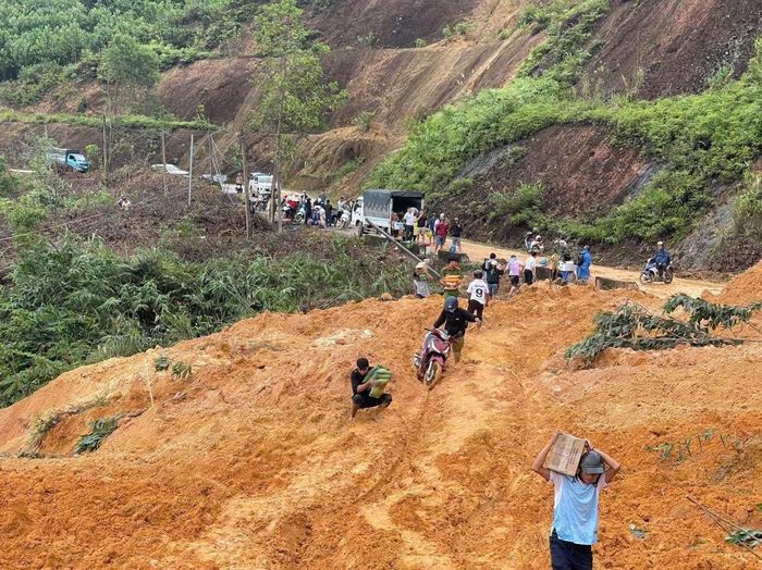 Thầy cô giáo xã vùng cao Trà Tân cùng đoàn công tác của địa phương tiếp cận các vị trí sạt lở, đến từng nhà các em học sinh. Ảnh: QUÂN VINH