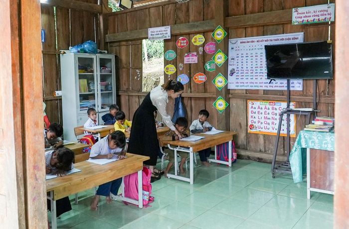 Cô giáo Nguyễn Việt Thảo, giáo viên điểm trường Lăng Lương (Trường Phổ thông Dân tộc bán trú Chu Văn An) bám bản dạy học. Ảnh: QUÂN VINH