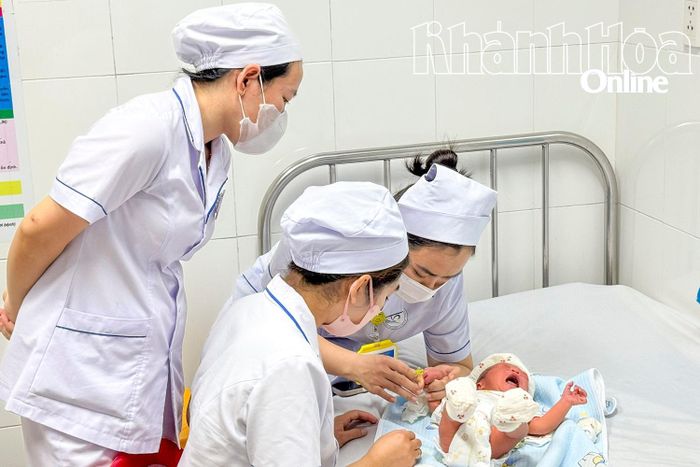 Các điều dưỡng kiểm tra sức khỏe cho trẻ.