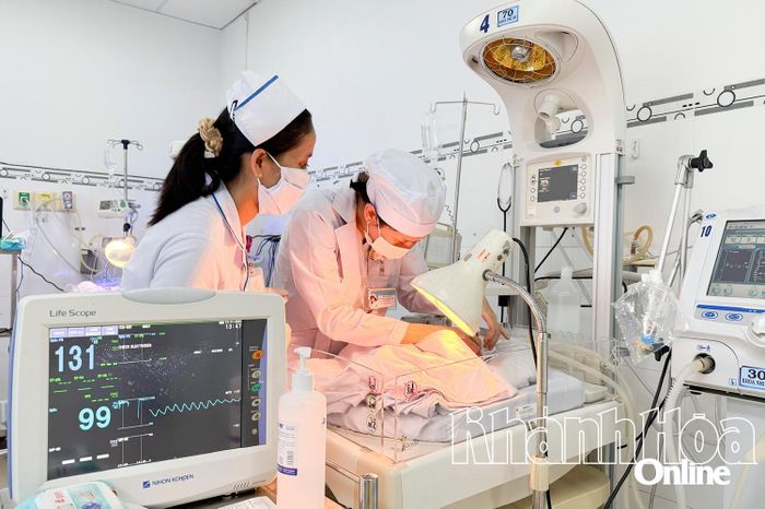 Bác sĩ Thủy Tiên và điều dưỡng Thạch Thị Ý kiểm tra sức khỏe cho trẻ sinh non nằm phòng hồi sức.