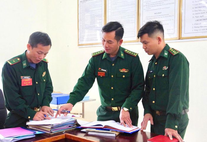 Thành viên Đoàn kiểm tra số 2 kiểm tra tại Đồn Biên phòng Sin Suối Hồ.
