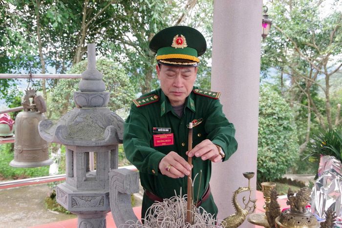 Đại tá Nguyễn Văn Hưng – Chính ủy Ban Chỉ huy Bộ đội Biên phòng tỉnh dâng hương tại Nhà bia tưởng niệm các Anh hùng Liệt sĩ Đồn Biên phòng Sì Lở Lầu.