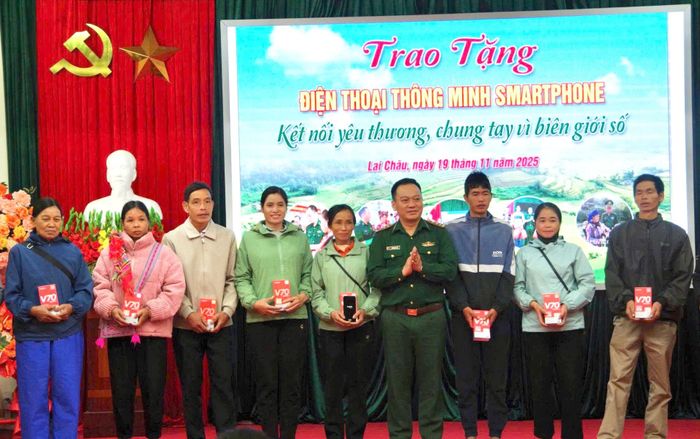 Thượng tá Trương Minh Đức – Chỉ huy trưởng Ban Chỉ huy Bộ đội Biên phòng tỉnh tặng điện thoại cho người dân xã Hua Bum.