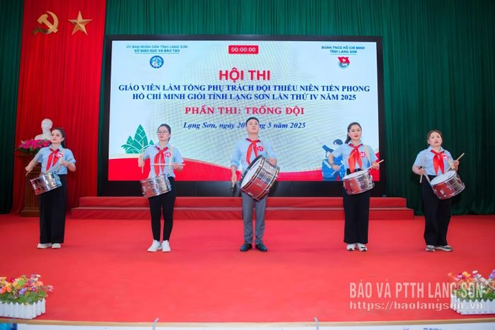 Giáo viên làm Tổng phụ trách Đội thực hiện phần thi trống Đội tại Hội thi Giáo viên làm Tổng phụ trách Đội TNTP Hồ Chí Minh giỏi tỉnh Lạng Sơn lần thứ IV năm 2025