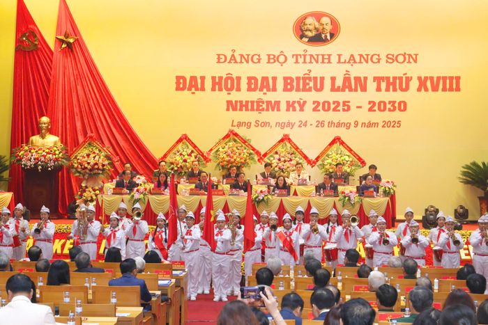 Đội nghi lễ và đội viên, thiếu nhi của Liên đội Trường THCS Hoàng Văn Thụ (phường Kỳ Lừa) chào mừng Đại hội đại biểu Đảng bộ tỉnh Lạng Sơn lần thứ XVIII nhiệm kỳ 2025 - 2030