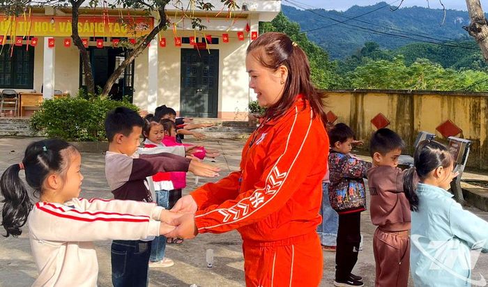 Cô giáo Nông Thị Ngọc Tới dạy học sinh trong giờ thể dục.