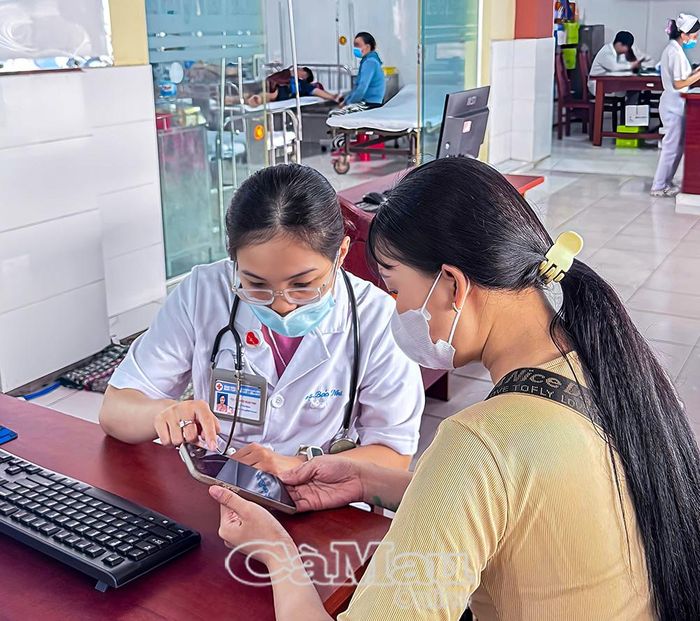 Hướng dẫn bệnh nhân thao tác đăng ký khám bệnh tự động tại Bệnh viện Quân dân y Bạc Liêu. (Ảnh: THANH HẢI)