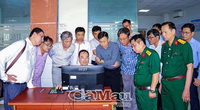 Sở Y tế tỉnh Cà Mau và Cục Hậu cần - Kỹ thuật (Quân khu 9) thẩm định hồ sơ BAĐT tại Bệnh viện Quân dân y Bạc Liêu. (Ảnh: VĨNH NGHỊ)