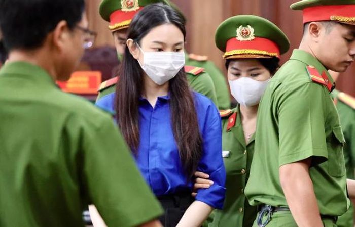bị cáo Nguyễn Thúc Thùy Tiên tại phiên tòa sáng nay (19/11). Ảnh: NLĐO