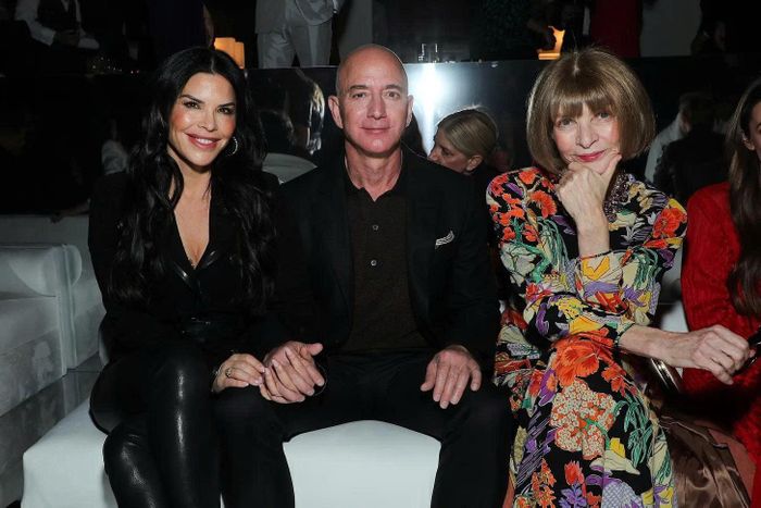  Lauren Sánchez, Jeff Bezos và Anna Wintour tại show Tom Ford tháng 2 năm 2020. Ảnh: John Salangsang/WWD/Penske Media. 