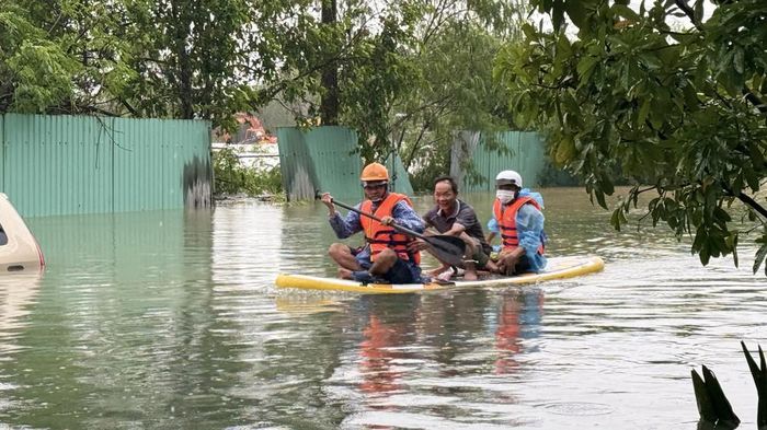 Dùng chèo súp chở người dân đến nơi an toàn