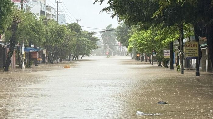 Đường phố Tuy Hòa ngập sâu