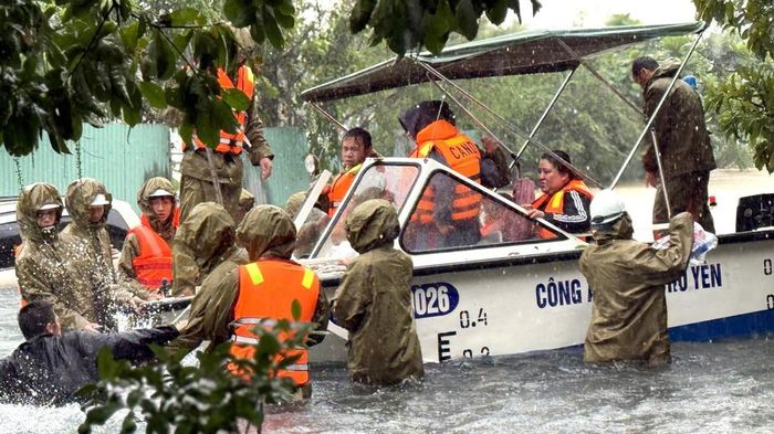 Công an dùng ca nô ứng cứu người dân phường Tuy Hòa bị ngập lũ