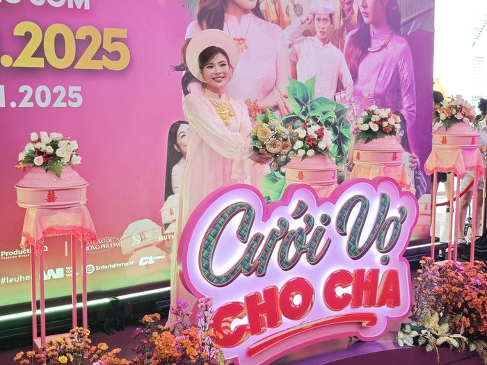 Diễn viên Thúy Diễm rạng rỡ trong tà áo dài cưới tại thảm đỏ ra mắt phim