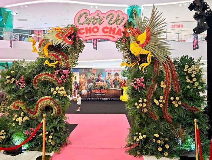 Cổng thảm đỏ được trang trí công phu theo phong cách cổng đám cưới miền Tây