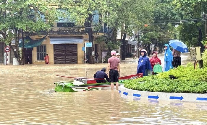 Người dân ngóng tin gia đình bị chia cắt. Ảnh: Tường Quân - TTXVN