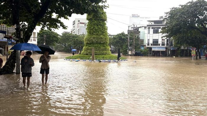 Đường phố Tuy Hòa ngập nhiều vị trí. Ảnh: Tường Quân - TTXVN