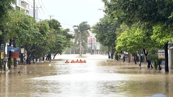 Lực lượng chức năng tiếp tục di dời người dân. Ảnh: Tường Quân - TTXVN