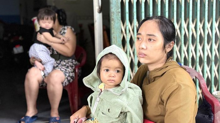 Thêm nhiều trẻ em được di dời đến nơi an toàn. Ảnh: Tường Quân - TTXVN