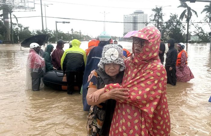 Nhiều hộ dân đưa đến nơi an toàn. Ảnh: Tường Quân - TTXVN