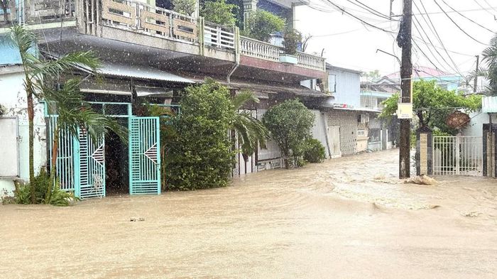 Khu phố Ngọc Lãng, phường Tuy Hòa ngập sâu. Ảnh: Tường Quân - TTXVN